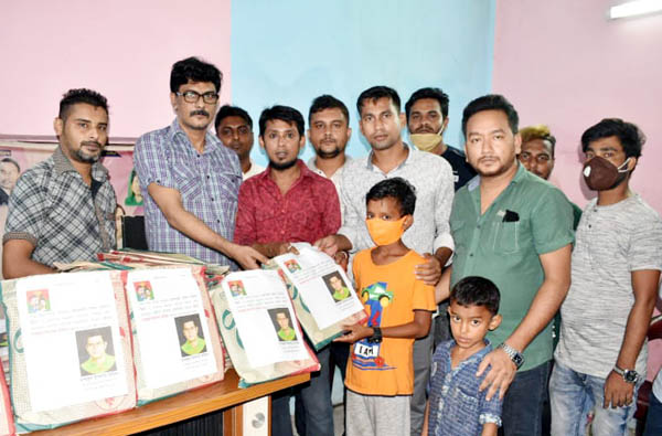 অসহায় শিশুদের মাঝে মাশুক রাজিবের ঈদ উপহার বিতরণ