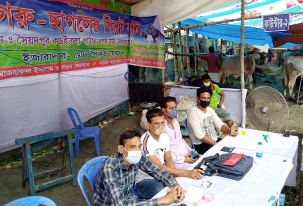 স্বাস্থ্য বিধি মেনে নগরীর পাঠাননগর হাটে চলছে পশু বেচাকেনা