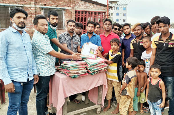 রাজিবের পক্ষে পথশিশুদের মাঝে ছাত্রদলনেতা সুমনের ঈদ উপহার বিতরণ