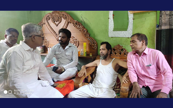 অসুস্থ্য যুবদল নেতা সানোয়ার হোসেনের বাসায় এড. সাখাওয়াত