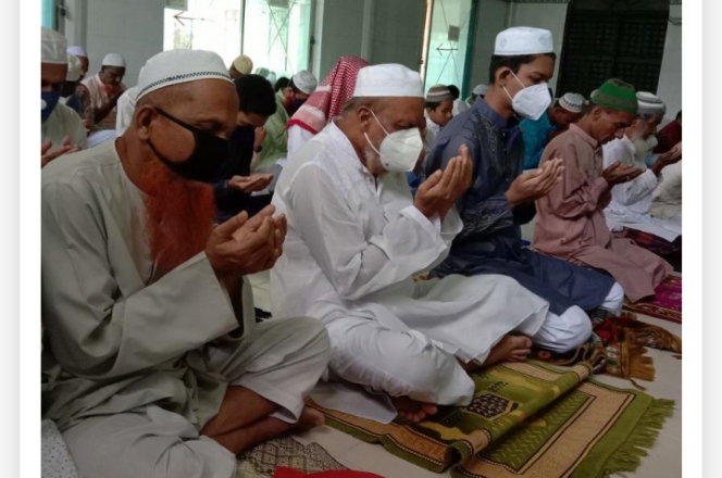 না:গঞ্জের ঈদ জামাতে করোনা থেকে মুক্তির প্রার্থনা