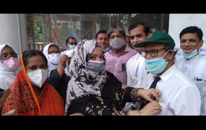 শোকাবহ আগস্ট উপলক্ষে আইনজীবীদের কালো ব্যাজ ধারণ