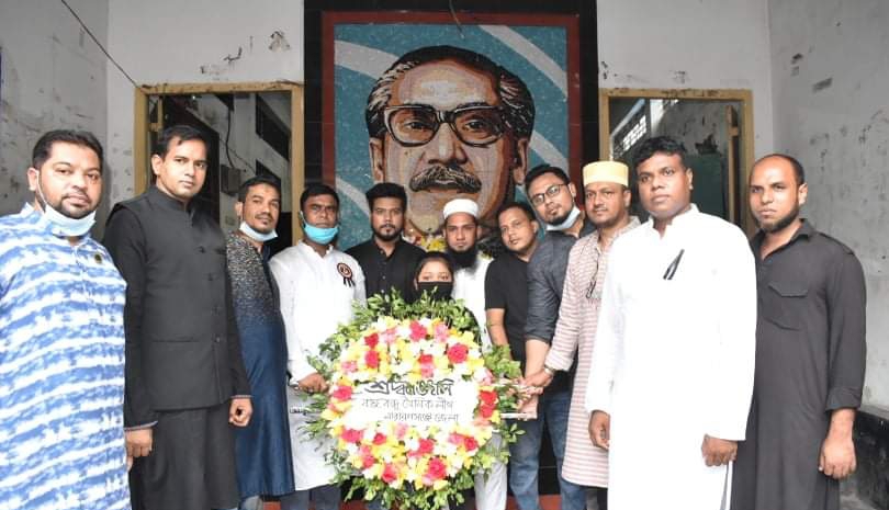 বঙ্গবন্ধুর প্রতিকৃতিতে সৈনিক লীগের শ্রদ্ধা