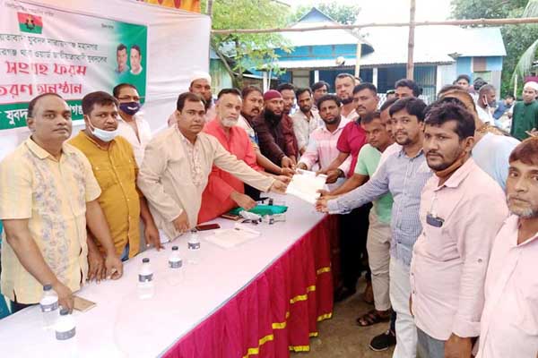 সিদ্ধিরগঞ্জে মহানগর যুবদলের তথ্য সংগ্রহ ফরম বিতরণ