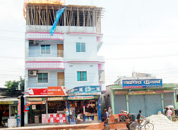 বাপ্পি চত্বরে রাস্তা বন্ধ করে ভবন নির্মাণের অভিযোগ