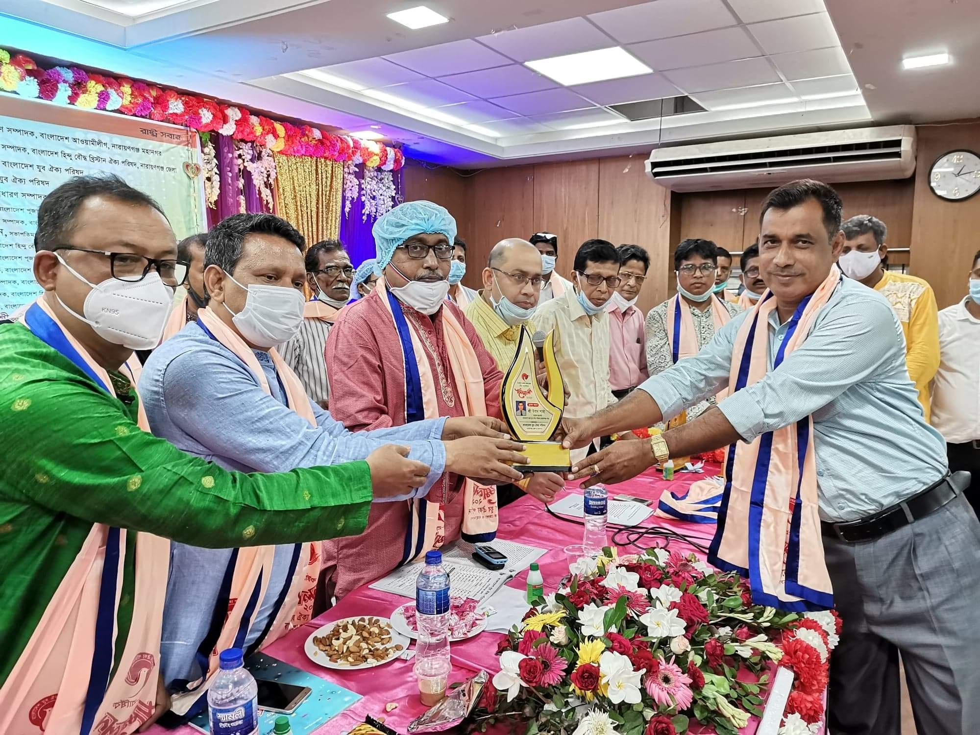 উত্তম সাহাকে যুব ঐক্য পরিষদের সম্মাননা