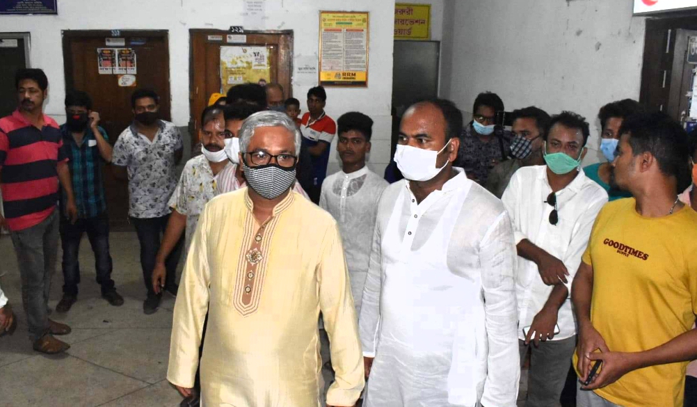 মসজিদে অগ্নিদগ্ধ মুসল্লিদের দেখতে হাসপাতালে ছুটে গেলেন অ্যাড. সাখাওয়াত