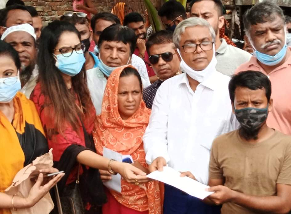 তল্লায় বিস্ফোরণে ক্ষতিগ্রস্তদের পাশে বিএনপি নেত্রী নিপুন রায়