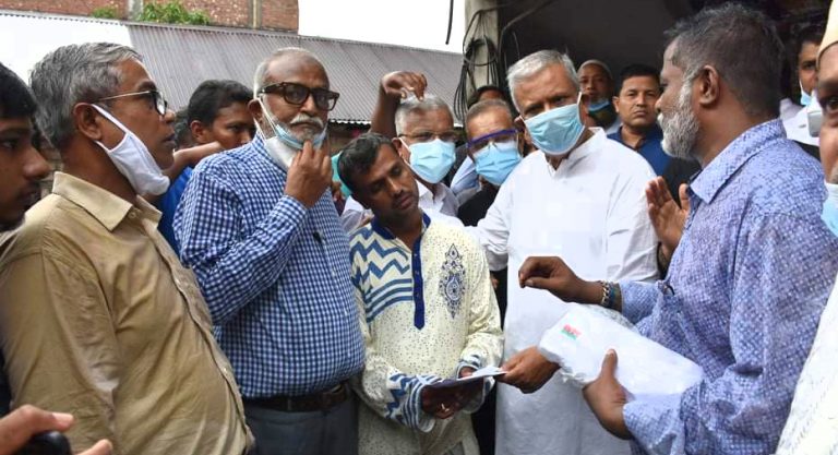 তল্লায় বিস্ফোরণে ক্ষতিগ্রস্তদের অর্থ সহায়তা করলো বিএনপি