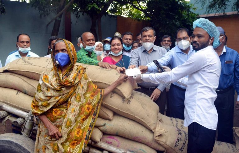 খাদ্যবান্ধব কর্মসূচীর স্মার্ট কার্ড বিতরণ করলেন ডিসি