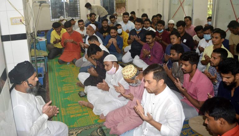 প্রধানমন্ত্রীর জন্মদিনে অয়ন ওসমানের পক্ষে ছাত্রলীগের বৃক্ষরোপন ও দোয়া