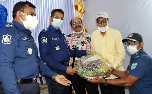 না:গঞ্জের পূজা মন্ডপে ডিআইজির শুভেচ্ছা উপহার পৌছে দিলেন এসপি
