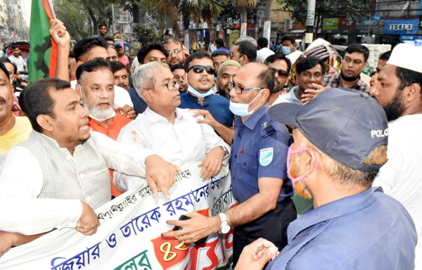 পুলিশী বাঁধা উপেক্ষা করে মহানগর যুবদলের র‌্যালী
