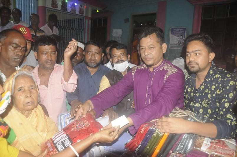 শারদীয় দুর্গাপূজায় বৈদ্যের বাজারে আল আমিনের বস্ত্র বিতরণ