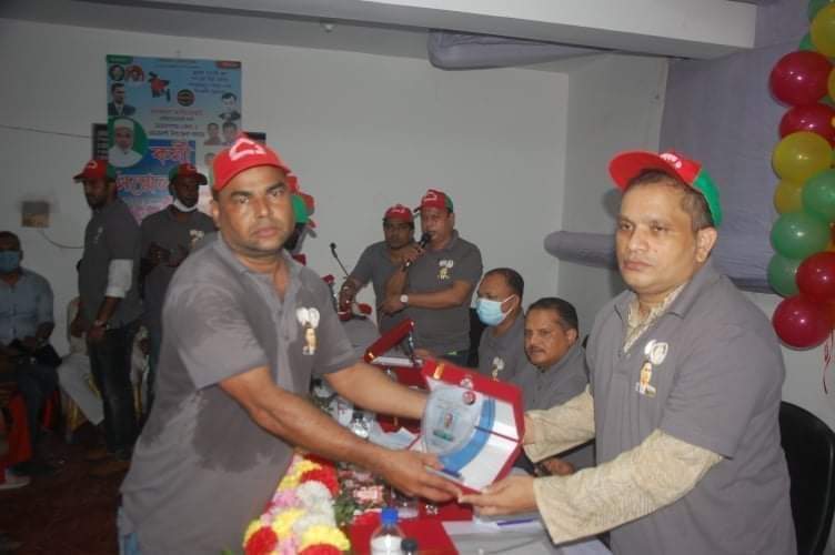 কেন্দ্রীয় সহ-সভাপতির  হাতে সম্মাননা ক্রেষ্ট তুলে দেন স্বেচ্ছাসেবক দল নেতা আলী আহম্মেদ