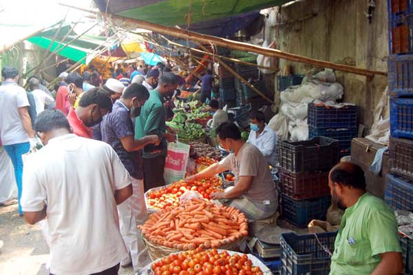 স্বাস্থ্যবিধির বালাই নেই দ্বিগুবাবু বাজারে, সংক্রমণের ঝুঁকি