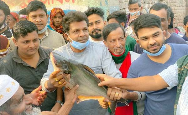 বিজয় দিবসে ১৭ নং ওয়ার্ডে ৫০ হাজার মাছ বিতরণ