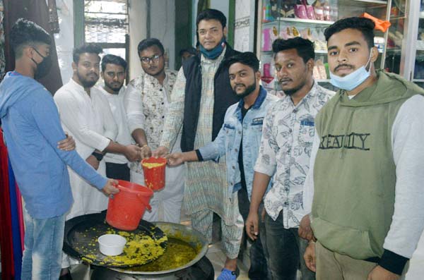 বিজয় দিবসে পঞ্চবটিতে রান্না করা খাবার বিতরণ