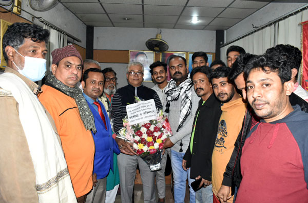 এড. সাখাওয়াতকে পারভেজ মল্লিকের শুভেচ্ছা