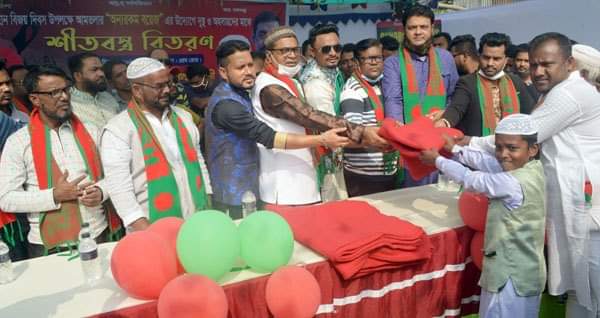 আমতলায় ‘অন্যরকম বয়েজ’ এর উদ্যোগে শীতবন্ত্র বিতরণ