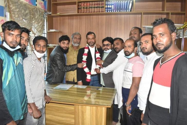 আইনজীবী ফোরামের নব নির্বাচিত যুগ্ম সম্পাদক আনোয়ার প্রধানকে মৎস্যজীবী দলের শুভেচ্ছা
