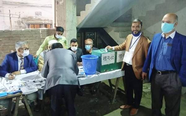 উৎসবমুখর পরিবেশে আইনজীবী ফোরামের নির্বাচন অনুষ্ঠিত হচ্ছে (ছবিসহ)