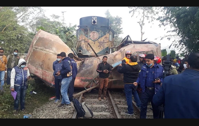 জয়পুরহাটে ট্রেন-বাস সংঘর্ষে ১১ জন নিহত