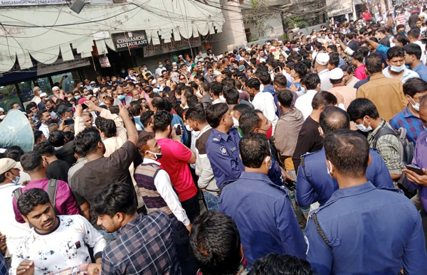 পুলিশী পাহারায় রাস্তা দখল করে তৈমূরের মানববন্ধন, রহস্য!