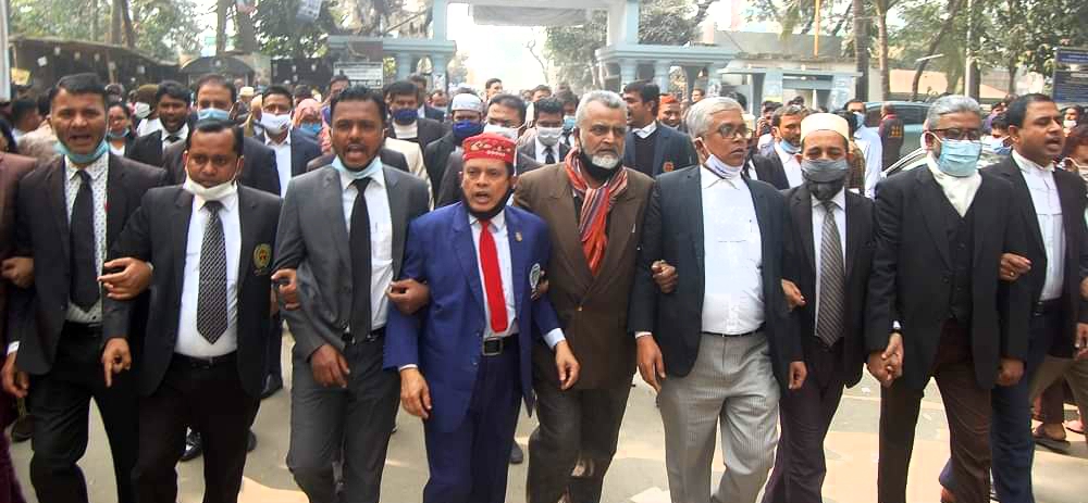 বার নির্বাচনের ফলাফল প্রত্যাখ্যান করে বিএনপির আইনজীবীদের বিক্ষোভ