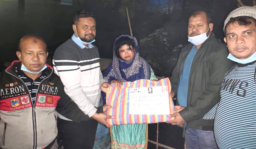 কোকোর মৃত্যুবার্ষিকীতে মান্নানের পক্ষে সোনারগাঁয়ে শীতবস্ত্র বিতরণ