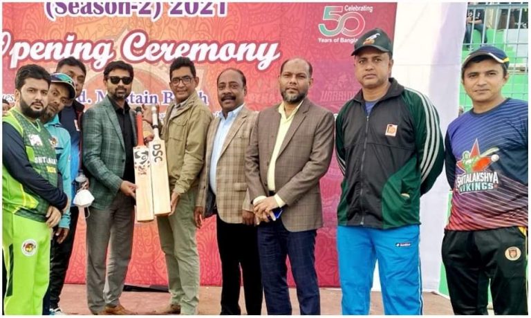 শীতলক্ষ‌্যা ক্রিকেট ক্লাবকে ব্যাট‌ দি‌লেন তানভীর টিটু