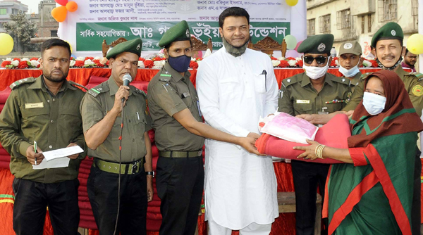  আনসার ভিডিপি সদস্যদের মাঝে আব্দুল গফুর ফাউন্ডেশনের উপহার সামগ্রী বিতরণ