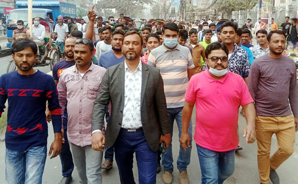 আনোয়ার প্রধানের নেতৃত্বে মৎস্যজীবী দলের বিক্ষোভ