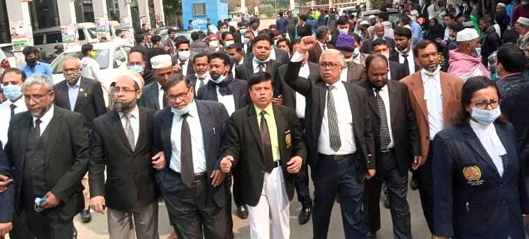 আদালতপাড়ায় বিএনপি’র আইনজীবিদের বিক্ষোভ অব্যাহত