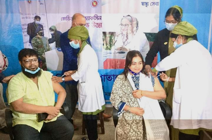 টিকা নিলেন নাহিদা বারিক ও ডা. জাহিদ