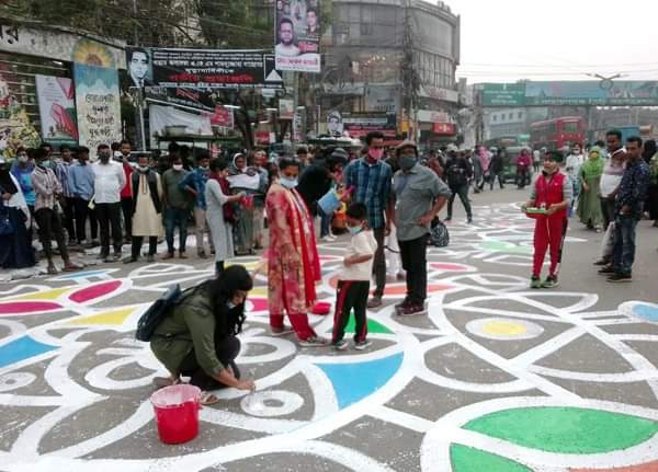 আলপনায় রঙিন চাষাড়া শহীদ মিনার প্রাঙ্গণ