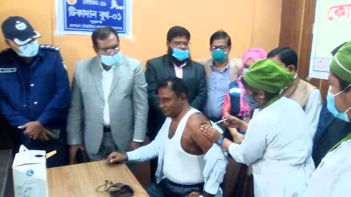 না’গঞ্জে প্রথম করোনার টিকা নিলেন সিভিল সার্জন ইমতিয়াজ আহমেদ