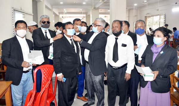 আইনজীবী ফোরামের উদ্যোগে আদালতপাড়ায় মাস্ক বিতরণ