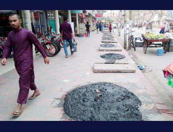 ড্রেনের ময়লা ফুটপাতে, দূর্গন্ধের সাথে ছড়াচ্ছে রোগ জীবাণু