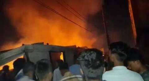 চাঁনমারী বস্তিতে ভয়াবহ আগুন, ২৫টি ঘর পুড়ে ছাই