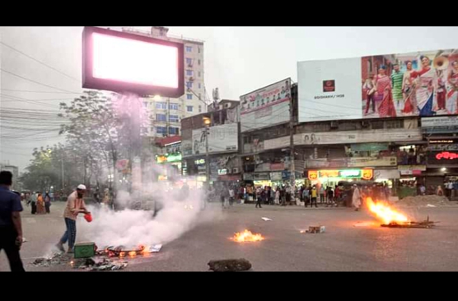 নগরীতে হকার-পুলিশ দফায় দফায় সংঘর্ষ, অগ্নিসংযোগ
