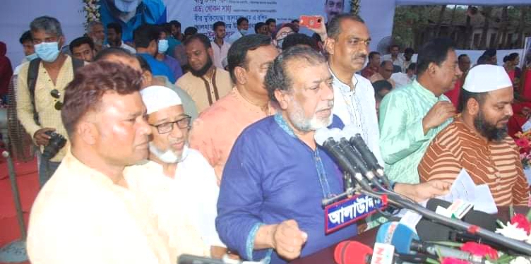 হিন্দু-মুসলমান কারো জমি উনি ছাড়ছেন না: সেলিম ওসমান