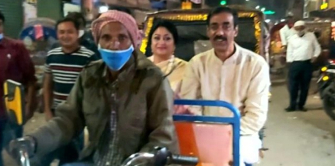 রিক্সায় চড়ে শহর ঘুরলেন শামীম ওসমান দম্পতি
