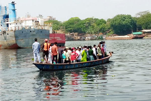স্বাস্থ্যবিধি না মেনেই শীতলক্ষ্যা পারাপার, সংক্রমণের ঝুঁকি