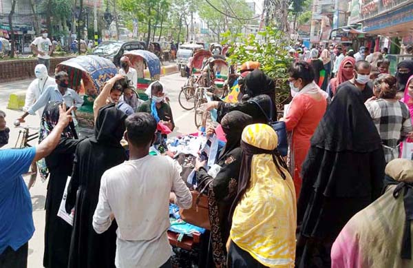 ঈদ কেনাকাটা: না:গঞ্জের ফুটপাতে করোনাকে ডোন্ট কেয়ার