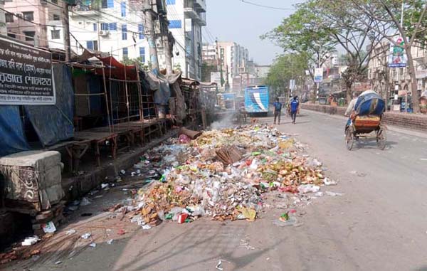 করোনাকালেও সড়কেই পরছে ময়লা, ছড়াচ্ছে রোগ জীবাণু