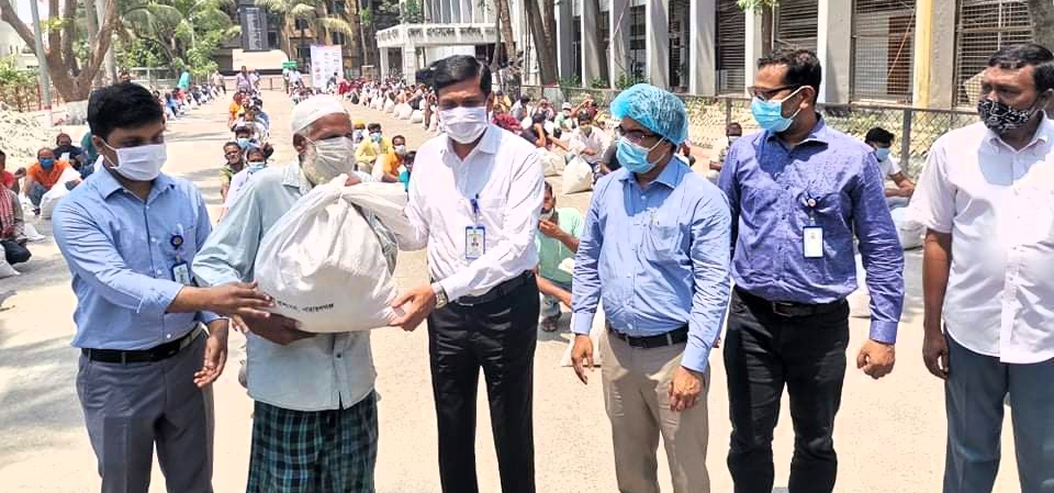 এবার পরিবহন শ্রমিকদের মাঝে ত্রাণ বিতরণ করলেন ডিসি