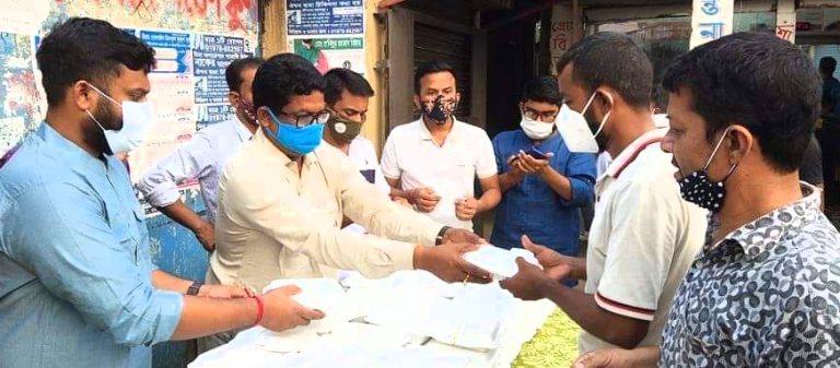 দুঃস্থদের মাঝে রঞ্জিত মন্ডলের ইফতার সামগ্রী বিতরণ