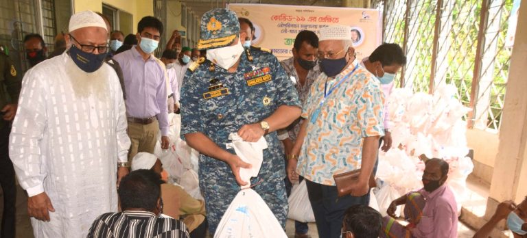 না:গঞ্জে নৌযান শ্রমিকদের মাঝে ত্রাণ বিতরণ