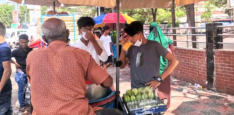 জৈষ্ঠ্যের দাবদাহে তৃষ্ণা মেটাচ্ছে অস্বাস্থ্যকর শরবত!